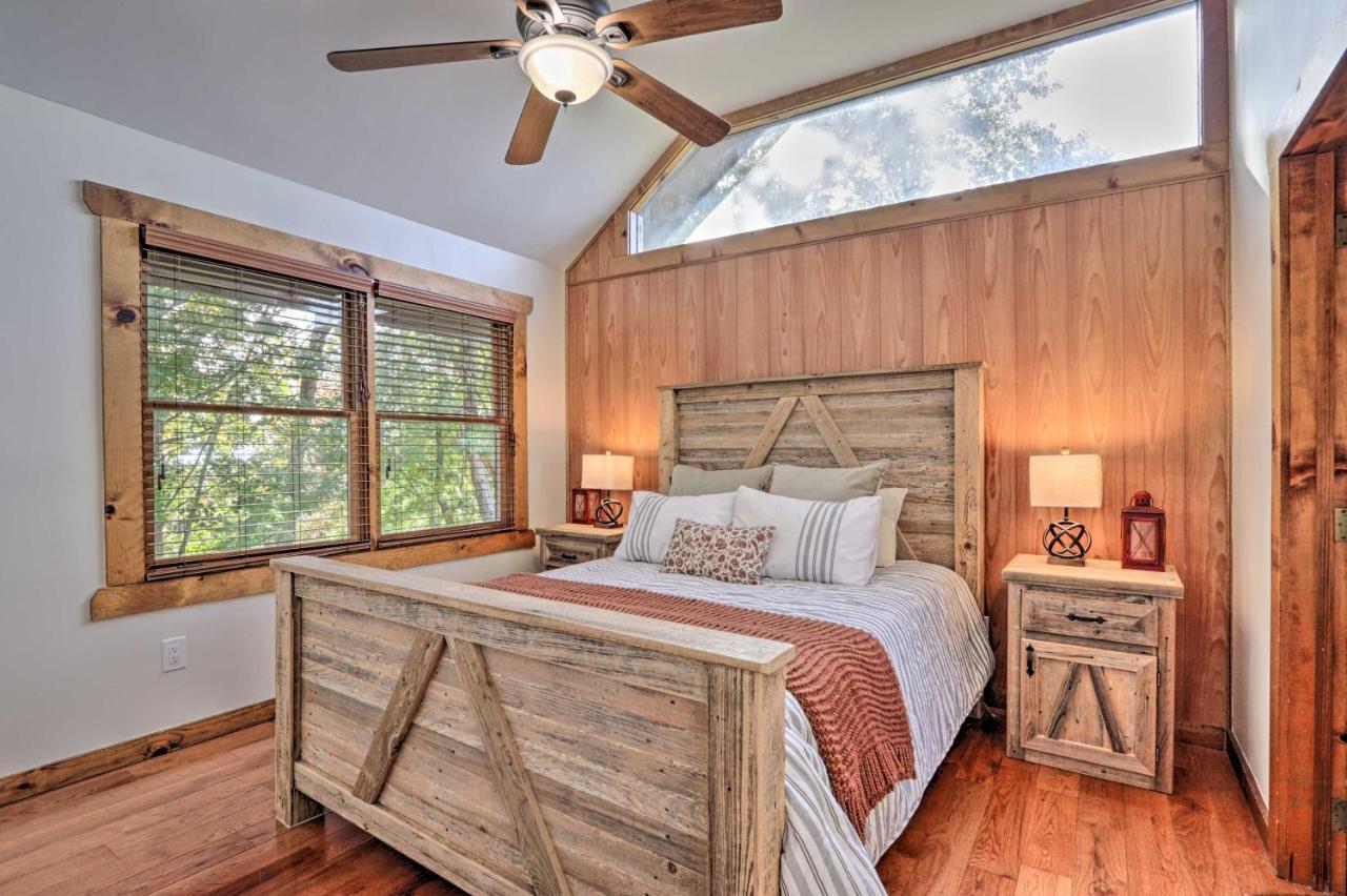 Upscale Deck, Fire Pit And Hot Tub Hébergement de vacances *